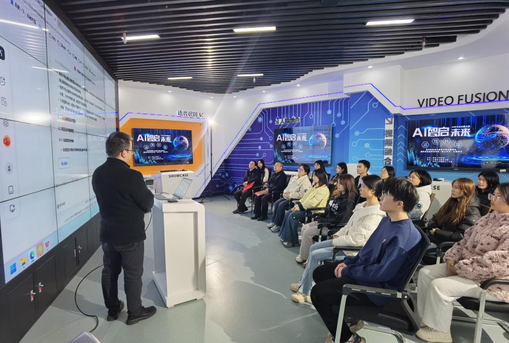 智啟未來，AI時(shí)代的中國力量——黔南民族師范學(xué)院“蓮山學(xué)子”計(jì)算機(jī)信息技術(shù)推廣主題班會(huì)